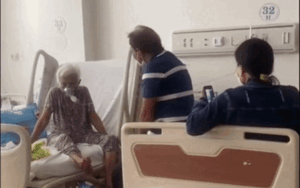 Clip người đàn ông lớn tuổi khóc thút thít năn nỉ mẹ già trên giường bệnh: 'má về với con đi nha'
