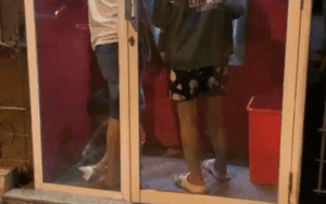 Đứng trong cây ATM đợi bố mẹ rút tiền, bé trai có hành động khiến nhiều người phải suy ngẫm