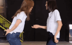 Thúy Ngân tình tứ nhảy nhót bên cạnh Ninh Dương Lan Ngọc, dân mạng tức tốc 'đẩy thuyền' cặp OTP!