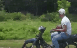 Clip: Nam thanh niên lái xe máy bằng chân, say mê đánh đàn khiến nhiều người 'ái ngại'