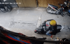 Bị giật điện thoại bất ngờ, cô gái chạy bộ đuổi theo và cái kết