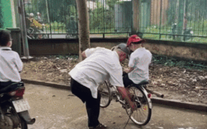 Xúc động cảnh cụ ông 1 chân đạp xe đón cháu tan học: Mỹ cảnh chắc cũng chỉ đẹp đến thế là cùng