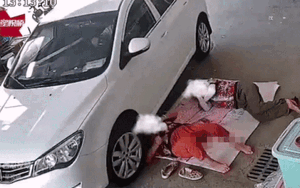 Liều lĩnh vác chiếu ra đường nằm ngủ, người phụ nữ rước họa vào thân