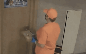 Gõ cửa giao bánh pizza, shipper 'kinh hồn bạt vía' trước thân thế của khách hàng