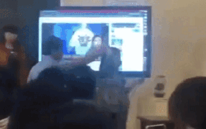 Yêu cầu làm rõ clip nữ giáo viên bị nam đồng nghiệp đẩy ra khỏi phòng học