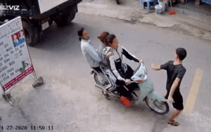 Đang đi bộ trên đường, thanh niên được 3 thiếu nữ lao đến 'làm quen' và cái kết nhớ đời