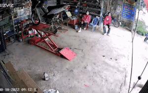 Bất cẩn trong lúc sửa xe, anh thợ nở nụ cười đầy ái ngại với khách khiến CĐM vừa thương vừa buồn cười