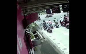 Vừa dừng đèn đỏ thì ngã xuống cống thoát nước, người phụ nữ được dân mạng chỉ ra lỗi sai chí mạng này