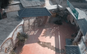 Cổng nhà dân kiên cố đổ sập trong tích tắc vì hành động này của tài xế xe tải