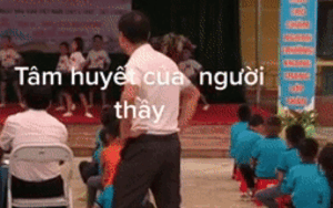 Giúp học trò tự tin hơn khi biểu diễn văn nghệ, nam giáo viên không ngần ngại 'nhắc bài'