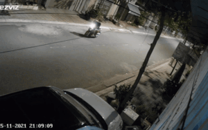 Đang yên đang lành lại nổi hứng thể hiện bản lĩnh quái xế, thanh niên liền nhận cái kết đau đớn