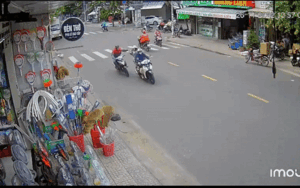 Đang di chuyển trên đường, cô gái quay sang nhìn thanh niên đi bên cạnh rồi bất ngờ la hét hoảng loạn