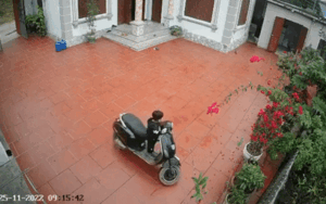 Bé trai tự ý lái xe máy ở sân nhà vì lỗi sai thường mắc phải của phụ huynh, dân mạng thót tim theo dõi