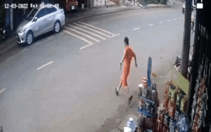 Mải đuổi theo quả bóng lăn ra đường, bé trai suýt gây họa cho tài xế ô tô