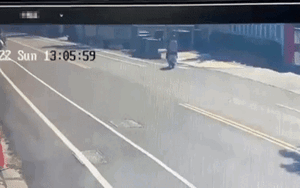 Đôi bạn thân quan sát kỹ lưỡng rồi mới qua đường nhưng 'cái kết' khiến dân mạng khó hiểu vô cùng