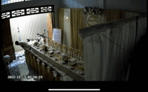 Ngày gả chồng cho con gái, cha ngồi một mình trầm ngâm trong bóng tối khiến nhiều người mắt cay xè