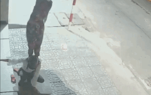 2 cô gái lấm lét trước cửa nhà dân, hành động đáng xấu hổ sau đó càng khiến dân mạng ngạc nhiên hơn