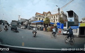 Qua đường thiếu quan sát, thanh niên phản ứng nhanh như cắt thoát cảnh bị gầm xe tải 'nuốt chửng'