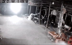 Tia sáng lao vút trên đường rồi mất hút dưới nhánh sông, xem lại camera mới phát hiện cảnh tượng đáng sợ