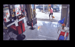 Để biển hiệu sai quy định bị lực lượng chức năng 'hỏi thăm', phản ứng của 2 vợ chồng khiến CĐM cười ngất