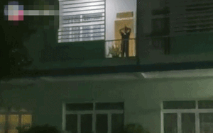 Nghe cô gái trẻ trổ tài ca hát bằng loa kẹo kéo, người phụ nữ đứng trên tầng 2 'phát tín hiệu cầu cứu'