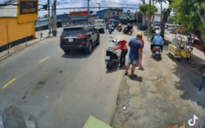 Có lòng tốt giúp đỡ cô gái gặp va chạm giao thông, người phụ nữ suýt 'đổ nợ' vì hành động này