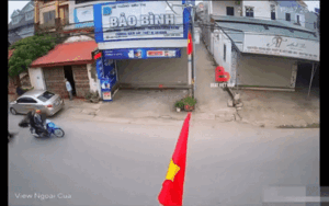 Tình huống giao thông khiến dân mạng ngán ngẩm, lên tiếng chỉ trích cả đôi bên