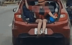 Cô gái ngồi ở cốp ô tô khi xe đang đi trên đường, thấy máy quay còn nhoẻn miệng cười khiến CĐM ngán ngẩm