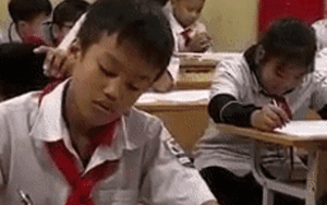 Giờ kiểm tra, cậu HS ngồi bàn cuối lúi húi làm điều này khiến thầy giáo chú ý nhưng chỉ âm thầm quay clip