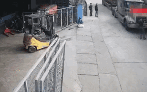 Xe container tuột phanh tự di chuyển xuống đoạn dốc, nam tài xế có hành động khiến tất cả đứng hình