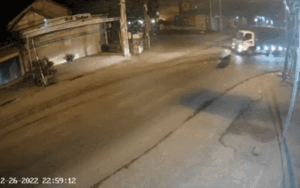 Tình huống giao thông nguy hiểm ở ngã tư khiến nam thanh niên bị chỉ trích dữ dội