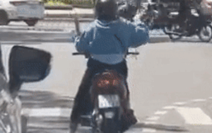 Bỏ qua mọi ánh nhìn rồi lắc lư theo điệu nhạc khi lái xe, cô gái trẻ còn được ngợi khen bởi chi tiết này