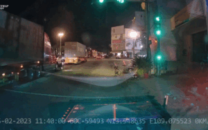 Vừa bật xi nhan liền băng qua đường, thanh niên suýt bị container 'nuốt chửng' và bài học nhớ đời