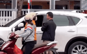 Xảy ra va chạm nhẹ với ô tô, người phụ nữ hung hãn túm cổ tài xế lôi ra khỏi xe rồi tát liên tiếp