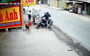 Mới nhiệt tình chỉ đường cho 2 thanh niên, người phụ nữ lập tức hoảng loạn gào thét khi nhận ra sự thật