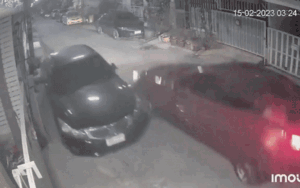 Ô tô màu đỏ 'đè đầu cưỡi cổ' ô tô màu đen lúc rạng sáng, dân mạng lắc đầu: Chỉ người say mới làm được