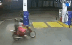 Bị bò 'điên' rượt đuổi trên đường, 2 cô gái có phản ứng khiến dân mạng cười ngất