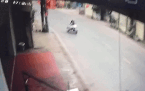 Đang đi đường cô gái vội quay xe bởi trâu điên cuồng nộ, cảnh rượt đuổi khiến người xem không dám thở