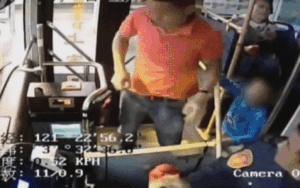 Cha hùng hổ lao vào đánh tài xế xe buýt, con trai 5 tuổi có hành động bất ngờ