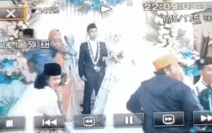 'Khách không mời' lao vào giữa cô dâu chú rể phá đám cưới, phản ứng của đàng trai gây ngỡ ngàng