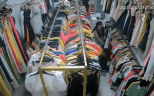 Không cho đổi quần áo, nhân viên bán hàng bị nữ 'thượng đế' đánh, tát túi bụi