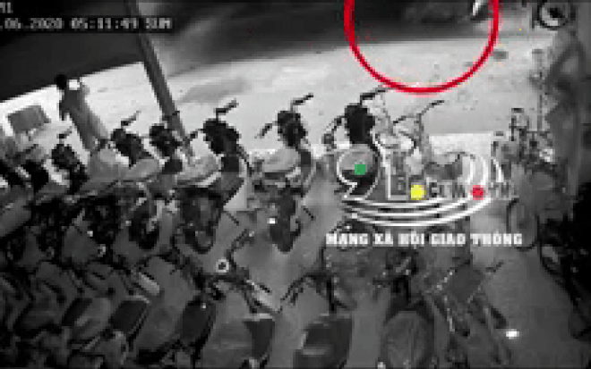 Clip: Xe đầu kéo chở than bất ngờ bị lật, đè trúng 2 mẹ con đi xe máy Ảnh 2