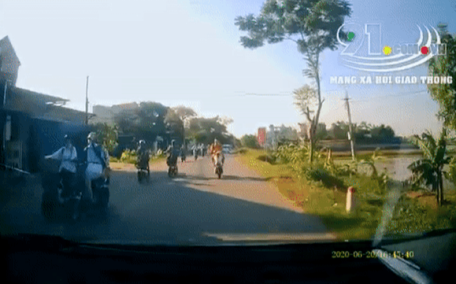 Clip: Điều khiển xe đạp điện lấn làn, nam sinh 'trả giá đắt' trước mũi ô tô Ảnh 2