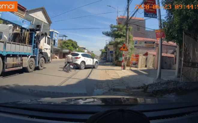 Clip: Thanh niên đầu trần phóng nhanh, vượt ẩu rồi lao thẳng vào đuôi ô tô Ảnh 2