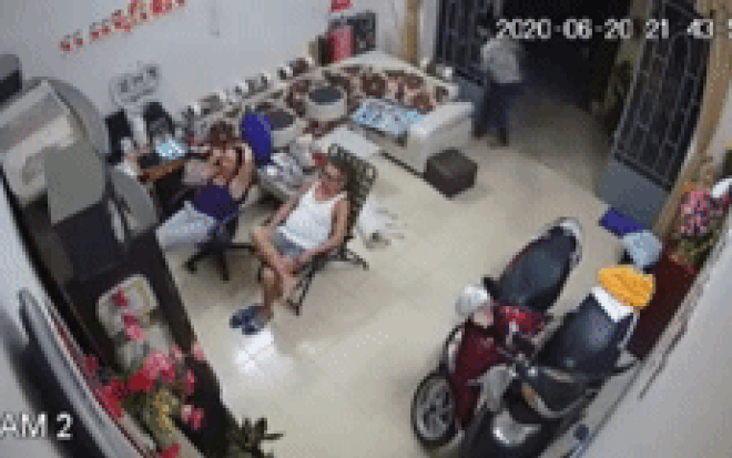 Clip: Cặp vợ chồng mải mê xem tivi, trộm lẻn vào lấy trộm điện thoại trong tích tắc Ảnh 2