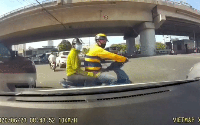 Clip: Tài xế mặc đồng phục Be vượt đèn đỏ còn quay lại chỉ tay thách thức người lái ô tô Ảnh 2