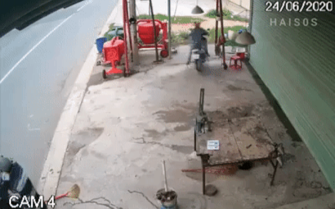 Clip: Bức xúc cảnh hai nam thanh niên dàn cảnh trộm xe máy của người đàn ông lớn tuổi Ảnh 2