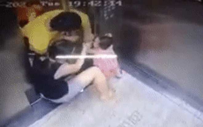 Clip: Mải mê sử dụng điện thoại, mẹ để con nhỏ kẹt tay vào thang máy Ảnh 2