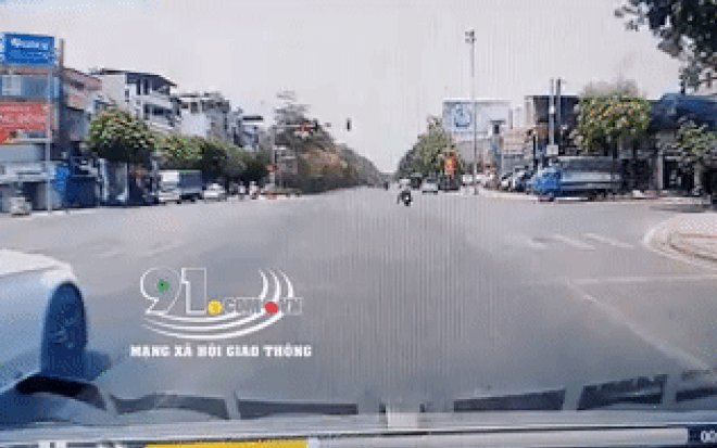 Vô tư vượt đèn đỏ, 'nữ ninja' bị xe tải tông kéo lê Ảnh 2