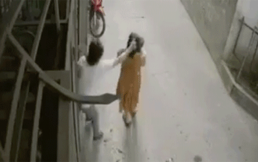 Công an vào cuộc xác minh chồng túm tóc vợ đang bế con nhỏ 5 tháng tuổi giật ngã dúi dụi gây bức xúc Ảnh 2